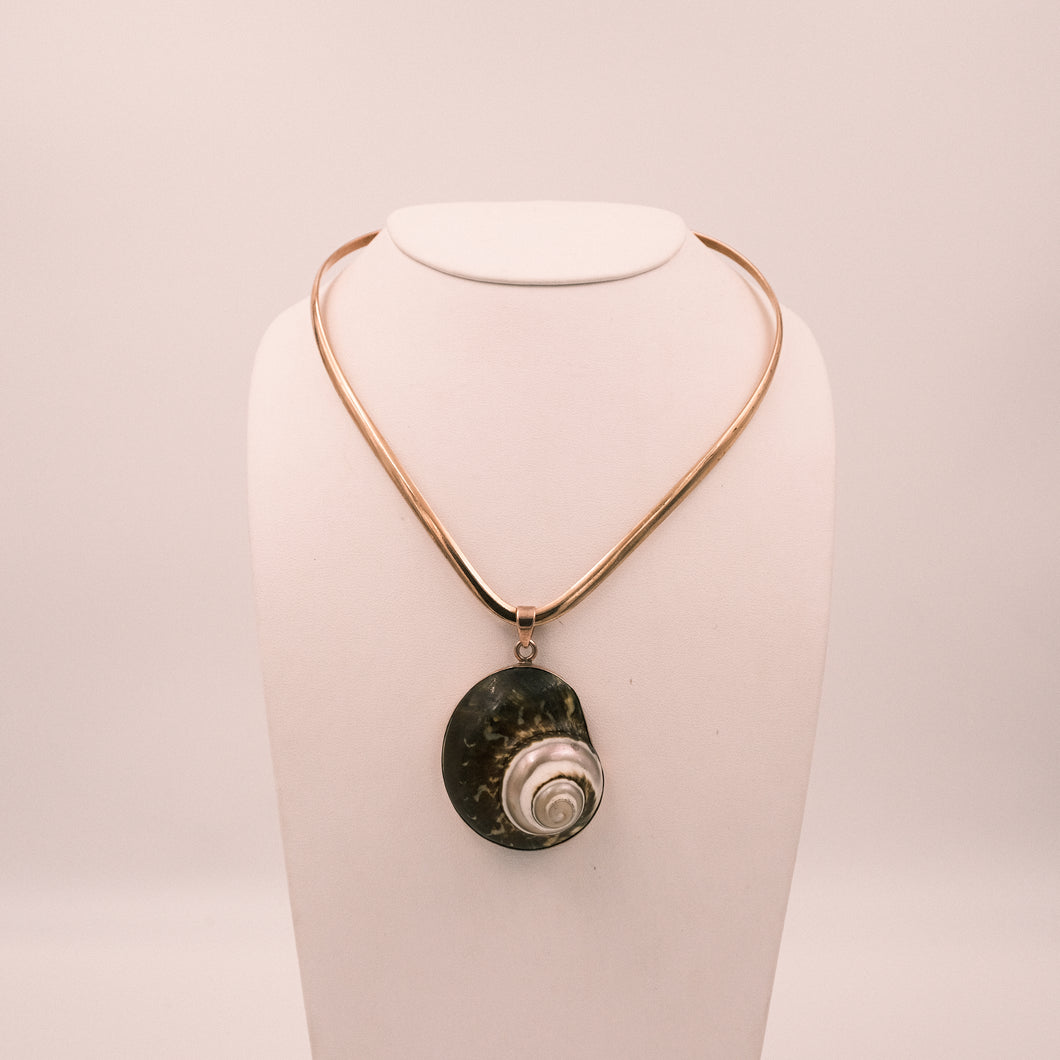 Girocollo rigido con conchiglia a ciondolo, in argento galvanizzato oro rosso. Questo girocollo rigido di forma allungata è aperto nella parte posteriore , il ciondolo è vintage. Pezzo unico, in vendita alla Fiera di Sinigaglia.- Rigid necklace with pendant shell, in silver galvanized red gold. This elongated rigid choker is open in the back, the pendant is vintage. Unique piece, on sale at La Fiera di Sinigaglia .