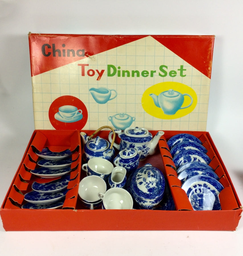 china toy dinner set, servizio di stoviglie giocattolo in porcellana bianca e blu, anni '50 - 1950's toy dinner set, made in white and blue porcelain.