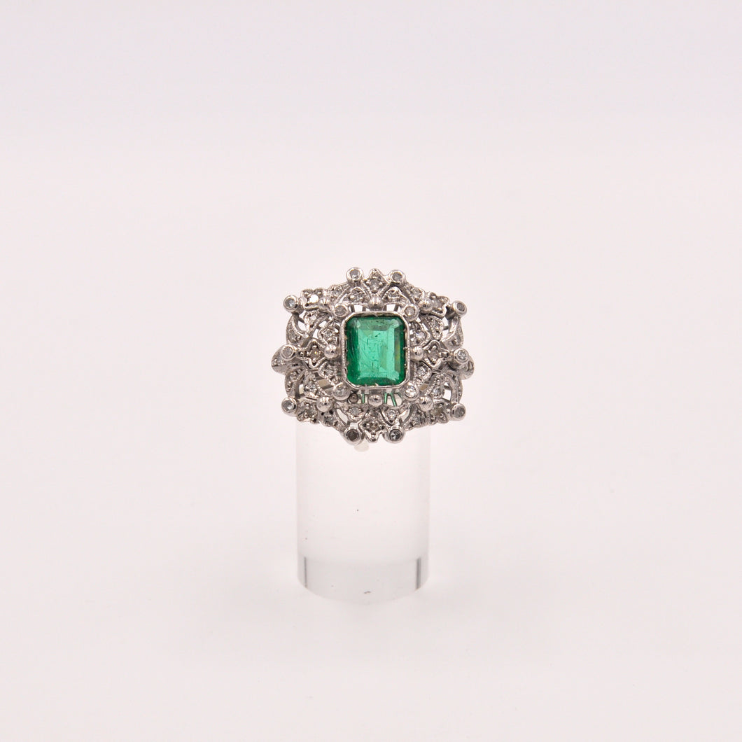 Anello con smeraldo e brillanti anni '50.- 1950s emerald and diamonds ring