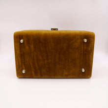 Load image into Gallery viewer, Beauty case anni 70 in velluto color senape. - 1970s velvet beauty case.
