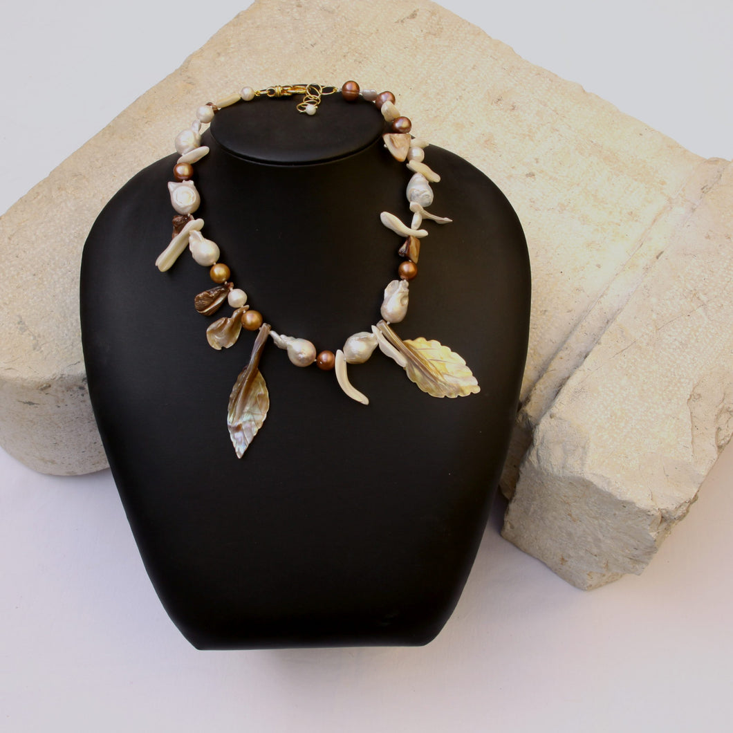 Collana con perle e foglie in madreperla, pezzo unico. - Necklace with pearls and mother of pearls, unique piece.