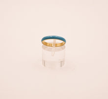 Load image into Gallery viewer, Fedina in smalto azzurro e argento dorato , anni &#39;70, misura 15. - 1970&#39;s golden silver ring with blue enamel.
