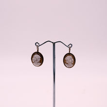 Load image into Gallery viewer, Orecchini con cammei in conchiglia, pezzo unico disegnato da G. Minardi G. - Shell cameos earrings, unique piece designed by G. Minardi G.
