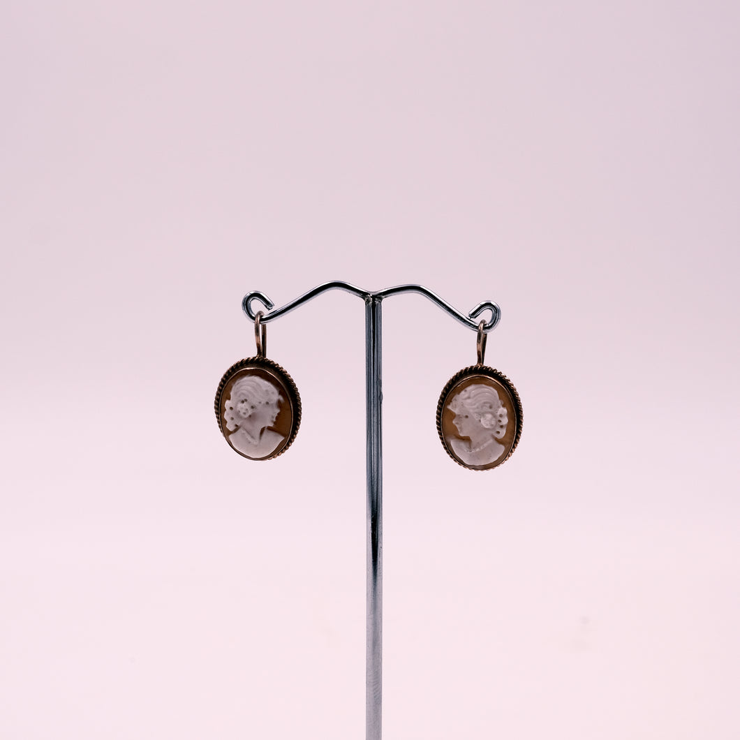 Orecchini con cammei in conchiglia, pezzo unico disegnato da G. Minardi G. - Shell cameos earrings, unique piece designed by G. Minardi G.