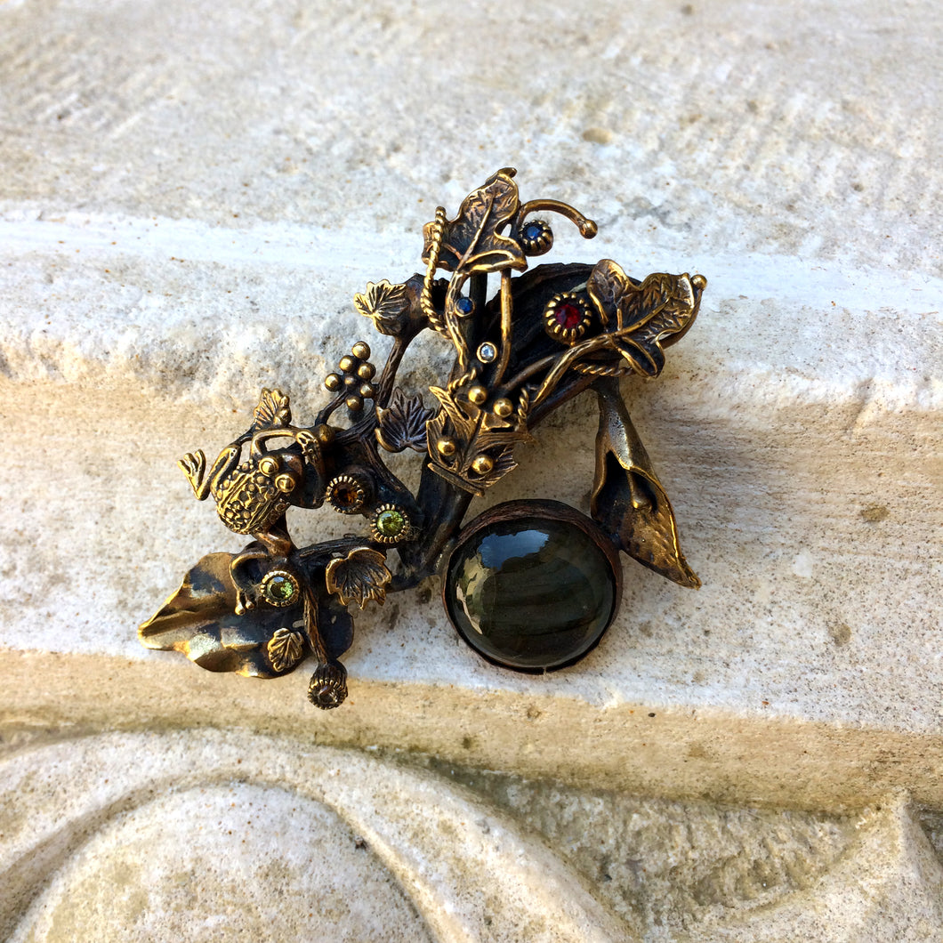 Spilla con labradolite in ottone dorato - golden brass brooch with labradorite